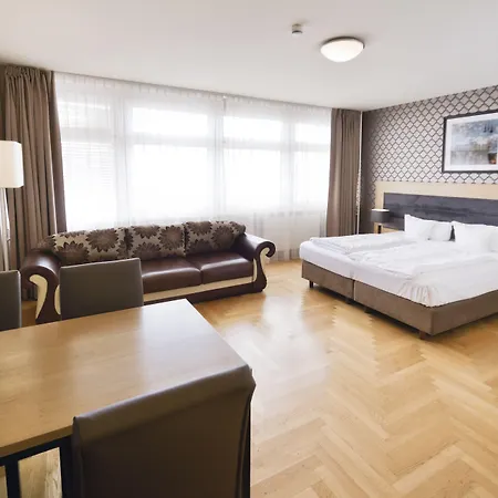 Youth - Ku'damm Berlin