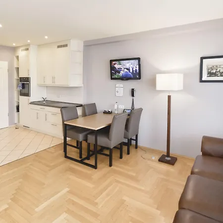 Youth - Ku'damm Berlin